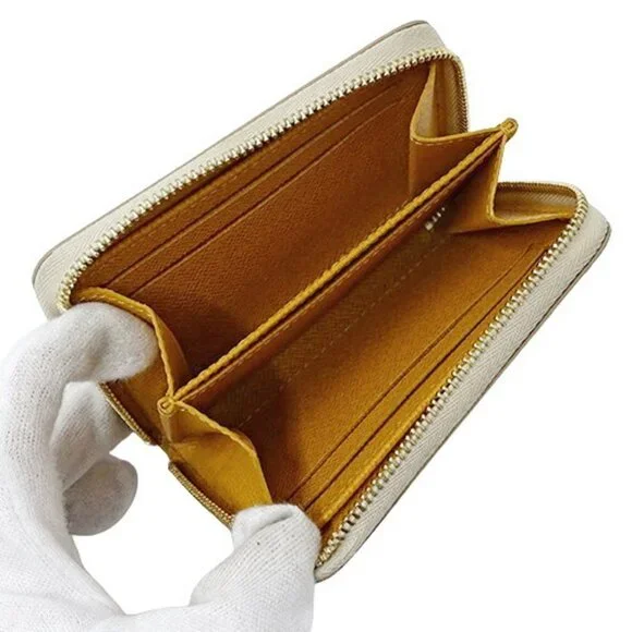 LOUIS VUITTON Beige Wallet - Picture 5 of 11